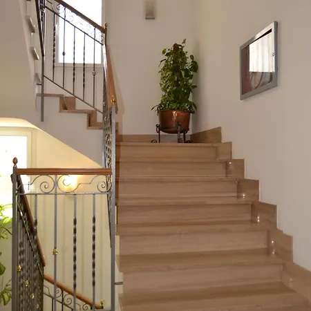 Guest house Hostal Leo D'Or 2*